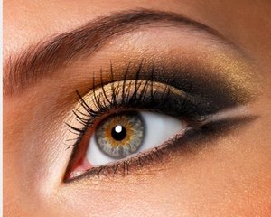 You can easily do this look with the naked palette, it has all the bronze baked colors.
