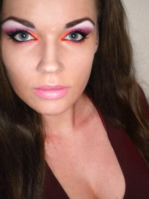 http://missbeautyaddict.blogspot.com/2012/04/neon-make-up.html