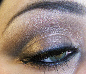 smokey taupe (navy smudged liner)