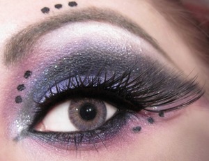 Halloween 2010 Inspirations
Bewitching Eyes

http://snarky-princess.com/2010/09/25/get-the-look-bewitching-eyes-for-halloween/