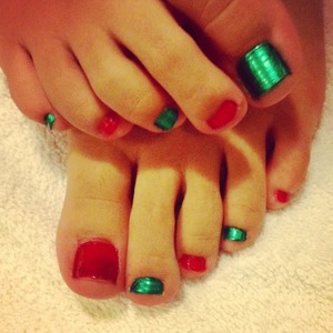 Quick, plain, cute green & red toes 