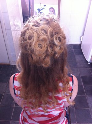 Half up half down pin curls for my best friend for prom - no pressure 