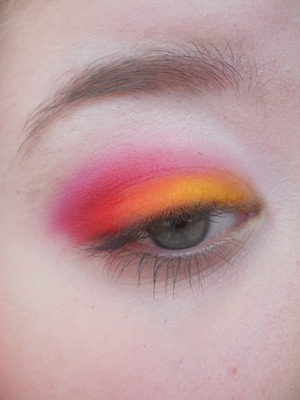 A very summery,bright look!
I used:
Sugarpills Buttercupcake on the inner half of the lid.
Sugarpill flamepoint on the middle of the lid.
Sugarpills Love+ on the outer corner and in the crease.
Noname-brand bright pink eyeshadow in the crease.