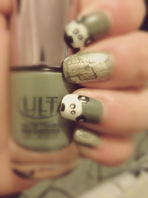 Polish used:
Ulta- army of 1
Sinful colors- snow me white
NYC-bowery black
Sally hansen crackle overcoat- antique gold.