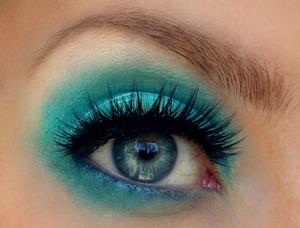 The perfect Summertime eye, courtesy Meredith Jessica of Pigments and Palettes! This look features our bestselling Sasha lashes!