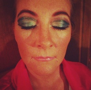 How I did my sisters make up it's inspire by The hunger games: Catching Fire. District 4 the fishing district. 