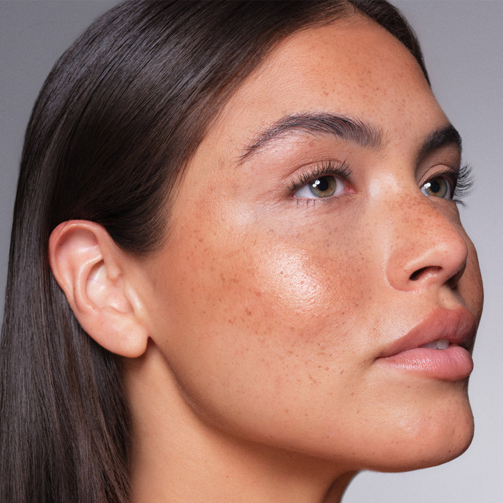 Kevyn Aucoin model wearing the The Sensual Skin Highlighter in Supernova