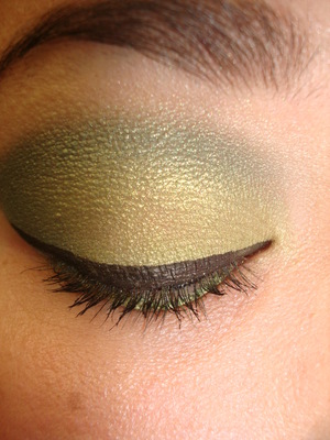 Inglot: Eye Primer
MAC: Lucky Green
Kleancolor American Eyedol: Glitter Pine