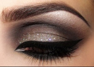 This is such a gorgeous makeup look. One of my favorite eye makeup. :)