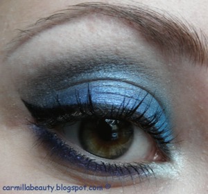 More photos with tutorial, here: 
http://carmillabeauty.blogspot.com/2012/09/tutorial-blue-smokyeyes.html