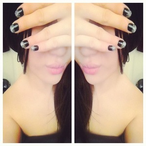 BLACK - BOURJOIS - SO LAQUE ULTRA SHINE NAIL ENAMEL
SILVER - BARRY M - NP350 - Diamond DIAMOND JEWEL GLITTER NAIL PAINT