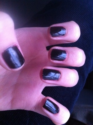 So pretty and edgy. I love black nails. 