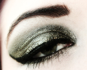 pigment with a hint of green shimmer & chanel's illusion d'ombre. misty and swampy like nessie herself. 