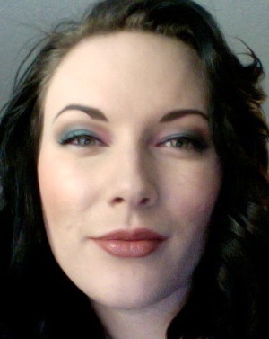 a look for blue eyes, read how to do it here: http://littlebitmoremakeup.blogspot.com/2012/02/colorful-look-for-blue-eyes.html