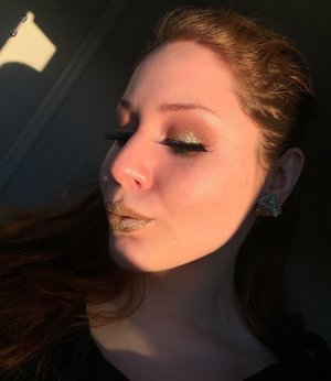 Dazzle me this, dazzle me that!
http://theyeballqueen.blogspot.com/2017/03/glamorous-glittery-white-gold-makeup.html