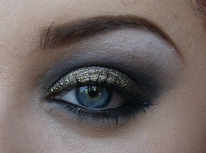 Gold Smokey Eye.

The gold pigment was from Makeupgeek. (Utopia)