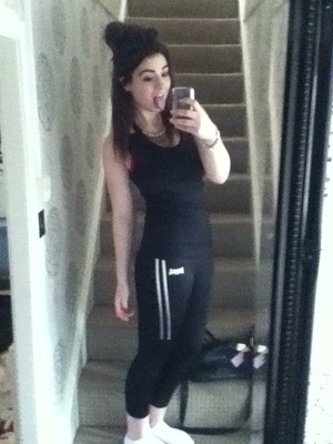 Shall I get a full fringe cut in? Excuse the gym wear :') xoxo
