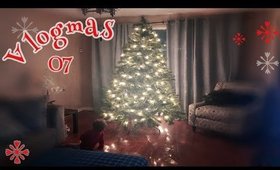 Vlogmas 2019 - #07 | Putting up the Christmas Tree (lights only)
