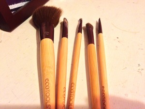 This is an Ecotools brush set that I have been using! I love love love them! 
This set includes; a blush brush, a concealer brush, an eyeshading brush, a detailer brush, and an angled eyeliner brush! 