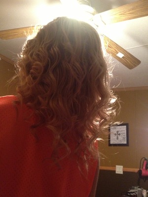 Heatless curls. Simple, no heat damage, and promise they work! All you need are a pack of conair medium spiral curlers.