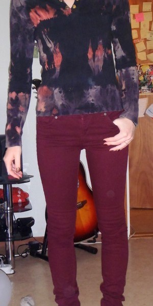 Red jeans; H&M, shirt; goodwill & DIY

Sry for the bad pic, had noone arround to take a good one :P