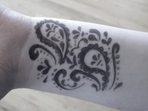After I drew the first pen henna, my sister asked me to draw this on her arm. :)
