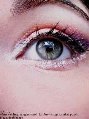 This is probably one of my favourite looks that I've done. I used Aromaleigh's Whitewedding, Tangled Tinsel, Fox, Brown Sugar, Spiked Punch, Pique and Doubledare. I used Pixie Epoxy as the base.