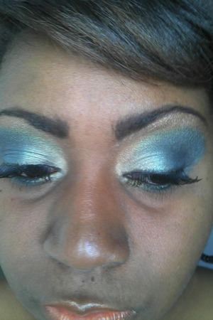 play with some cool blue tone for a winter time look