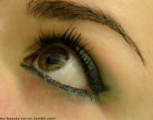 green eyeshadow and a dark green eyeliner with a lot of mascara.