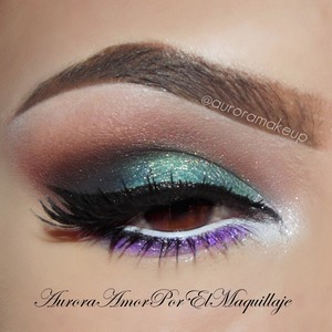INSTAGRAM @auroramakeup, details:
BROWS:  Brow Fix Wax , Brow Wiz in Caramel  and Ebony also Matte Highlighter in Camille by #AnastasiaBeverlyHills

LASHES:  FELINE by #HouseofLashes

Brow bone and inner corner:  Liquid by #motivescosmetics by @LorenRidinger

Top crease:  Bronze pigment  from #TheAmazingWorldOfJ set by myomakeup.com

Outer socket and lower lashes :  Black pigment from #TheAmazingWorldOfJ set by myomakeup.com

Mobile eyelid: Green pigment from #TheAmazingWorldOfJ set by myomakeup.com and Sparkle Pot in Paradise by #motivescosmetics  by @LorenRidinger

Lower lashes: Purple pigment from #TheAmazingWorldOfJ set by myomakeup.com

Waterliner : White pencil eyeliner in Angel by #motivescosmetics by @LorenRidinger

Mascara: Lustrafy High Definition  by #motivescosmetics by @LorenRidinger

ESPAÑOL

CEJAS :  Brow Fix Wax , Brow Wiz en  Caramel  y  Ebony tambien  Matte Highlighter en  Camille por #AnastasiaBeverlyHills

PESTAÑAS:  FELINE de  #HouseofLashes

Hueso de la Ceja y Lagrimal:  Liquid (blanco mate ) de  #motivescosmetics  por @LorenRidinger

Pliegue alto :  Pigmento  bronce de  #TheAmazingWorldOfJ set por myomakeup.com

Pliegue externo y  bajo pestaña inferiores :  Pigmento negro de #TheAmazingWorldOfJ set por myomakeup.com

Parpado movil:  Pigmento Verde de #TheAmazingWorldOfJ set por myomakeup.com y  Sparkle Pot en  Paradise de #motivescosmetics  por @LorenRidinger

Pestañas inferiores: Pigmento morado de #TheAmazingWorldOfJ set por myomakeup.com

Linea del agua : Lapiz delineador blanco en Angel de #motivescosmetics por @LorenRidinger

Mascara: Lustrafy High Definition  de #motivescosmetics por @lorenridinger  
