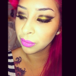Super bright lips and dramatic gold eye! Instagram: @missmeowww