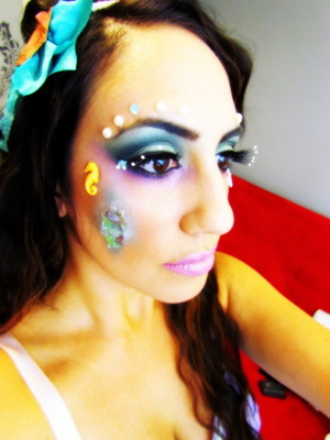 http://leadingladymakeup.com/2012/09/27/halloween-series-mermaid-makeup/
