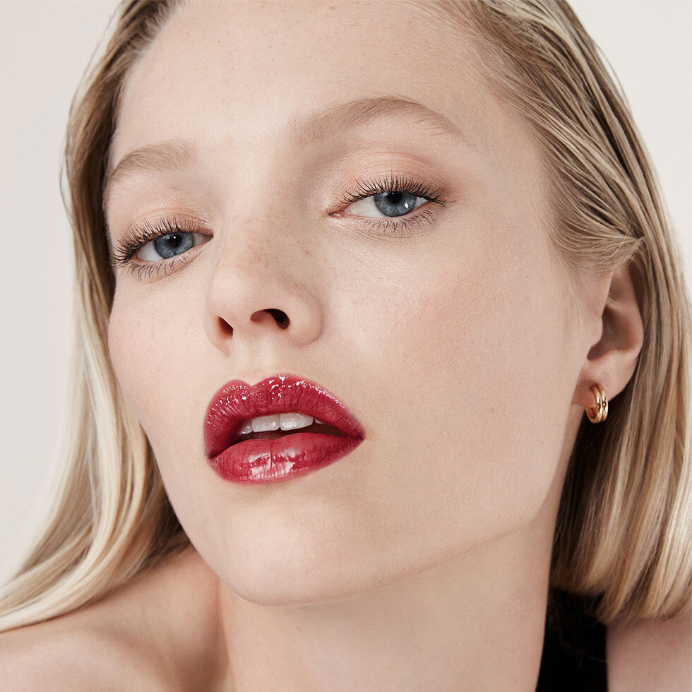 Hourglass model wearing the Phantom Volumizing Glossy Balm