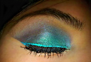 i used a duo of kiko cosmetics violet and teal shadows. Then i made a eyeliner of a lighter teal near to the lashline and really close to the lashline on the teal eyeliner i put a black eyeliner from kiko cosmetics which i love (precision eyeliner)