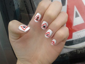 http://jetcpiquentunfard.blogspot.fr/2012/06/sunday-nail-battle-triangle-nails.html