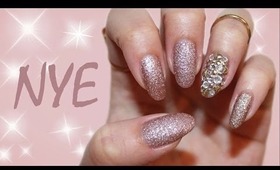 Last Minute New Year's Eve Nails | Blingy Accent Nail