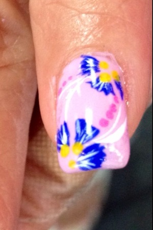 Gel polish with cm nails art polish to draw lines, flowers, and dots.