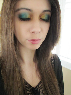 The picture quality isn't the best but it's a gradient of gold, green, and blue. I used Urban Decay Vice Palette's "Blitz", "Unhinged", and "Junkie"