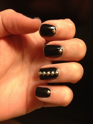 Studs are trending this season. Even on nails! 