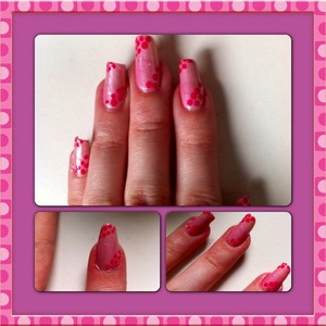 I used a light pink nail polish from Kiko as base and then the Naughty and pink! Nail polish from Essence for the pois...