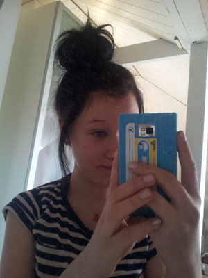 messy bun and no makeup : )