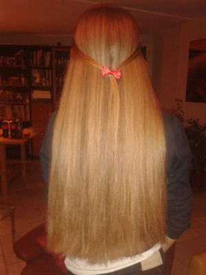 My hair last night (the red bow is from portugal).