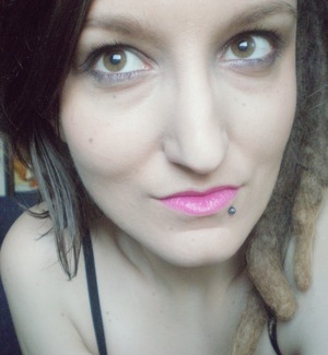 Neutral look with pink lips. :)