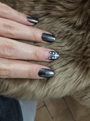 Grey kitty nails.