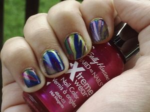 Lighting is bad but for some reason the ones with the bottles wouldn't turn out. For this design I used Sally Hansen Xtreme Wear in the colours Hot Magenta, Ivy League and Blue It.