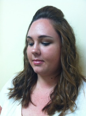 natural eyeshadow makeup with contouring and brown liner. 