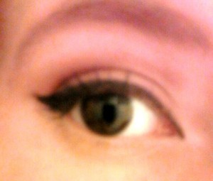 just a cat eye, simple. done this with a liquid pen. 