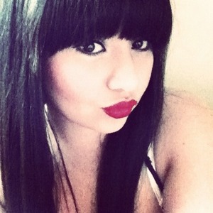 my red hot covergirl lipstick is so awesome ;)