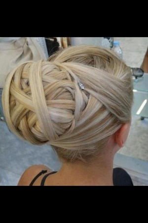a wildly beautiful hairstyle for a spechel evening!