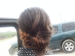 messy and easy updo (:
